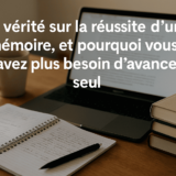 Bureau avec ordinateur portable, carnet ouvert et livres, illustrant un étudiant travaillant sur son mémoire avec accompagnement professionnel