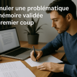 Étudiant travaillant sur la problématique de son mémoire avec un ordinateur portable et des notes, illustrant un accompagnement professionnel.
